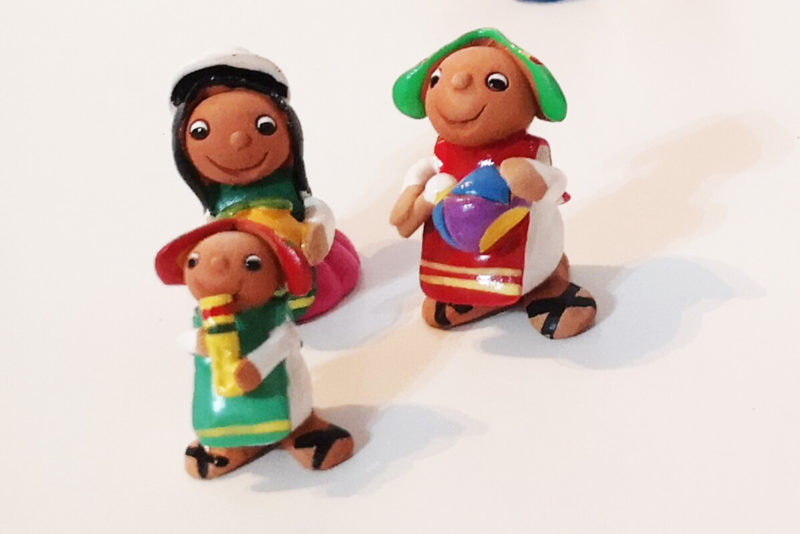Famiglia personaggi artigianali in legno